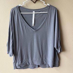 size 8 light gray lululemon shrug v neck cotton tee